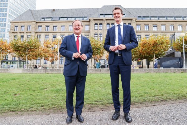 Kostenbewusstsein bei der Sanierung der Staatskanzlei sei nicht erst mit Wüst Standard geworden, versichert ein Abteilungsleiter im Finanzausschuss des Landtags. (Archivbild) - © Rolf Vennenbernd/dpa