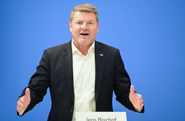 Der Eurowings-Chef Jens Bischof verlangt geringere Steuern und Gebühren für den Luftverkehr. - © Bernd Weißbrod/dpa