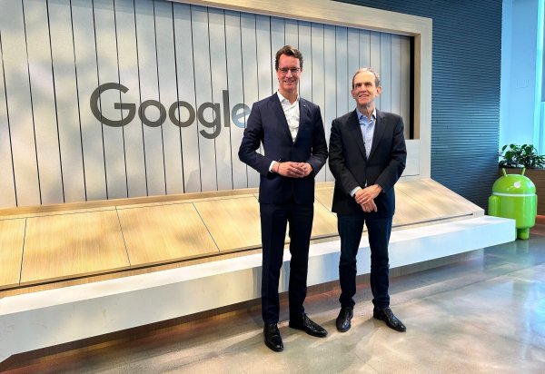 Hendrik Wüst bei seiner USA-Reise mit Google-Manager Ken Walker. (Archivbild) - © Stella Venohr/dpa