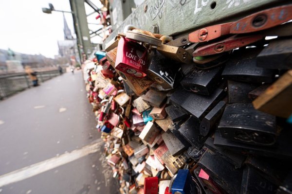 Seit Jahren bringen Paare gemeinsame Schlösser an der Kölner Hohenzollernbrücke an - am Valentinstag wohl wieder besonders viele. (Archivbild) - © Federico Gambarini/dpa