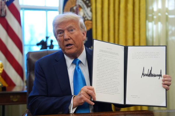 Trump wird nicht müde, immer neue Anordnungen zu unterzeichnen. (Archivbild) - © Evan Vucci/AP/dpa