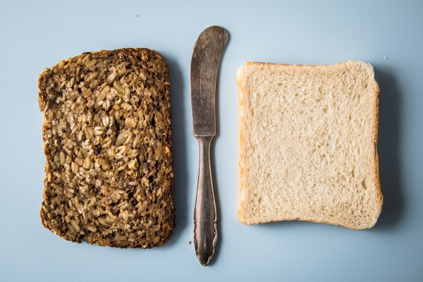 Auch wenn es weniger Kohlenhydrate hat: Eiweißbrot ist meist kalorienreicher als «normales» Brot. - © Christin Klose/dpa-tmn