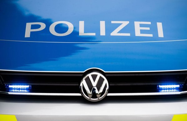 Nach einem Anruf, in dem ein Anschlag angedeutet wurde, hat die Polizei in Stelle im Landkreis Harburg einen 30-jährigen Mann festgenommen. (Symbolbild) - © Lino Mirgeler/dpa