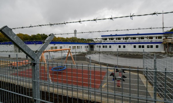 Stacheldraht umgibt die Container des Ausreisegewahrsams am Hamburger Flughafen. (Archivbild) - © Axel Heimken/dpa