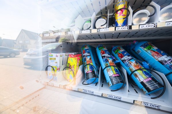 Lachgas kann vielerorts an Automaten erworben werden. (Archivbild) - © Julian Stratenschulte/dpa