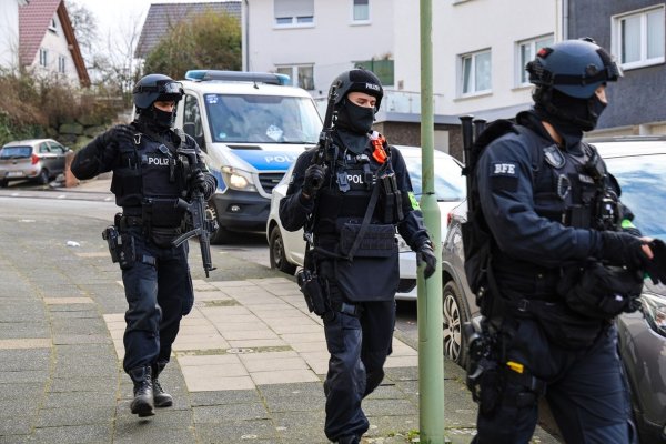 In schwerer Montur: Nach Hinweisen auf eine Gefahr für eine Schülerin suchte die Polizei den Jugendlichen. - © Alex Talash/dpa