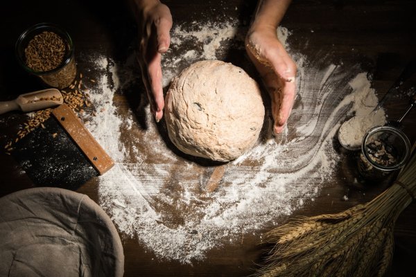Lecker Dinkel? Wer an Weizenunverträglichkeit leidet, verträgt möglicherweise Produkte aus Dinkelmehl besser. - © Christin Klose/dpa-tmn