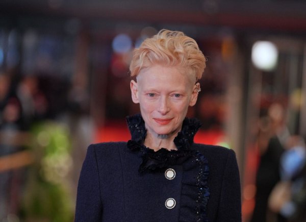 Tilda Swinton wird dieses Jahr mit dem Goldenen Ehrenbären der Berlinale geehrt. - © Soeren Stache/dpa