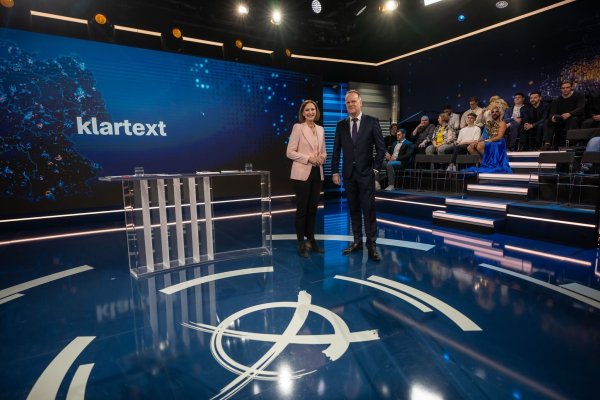 In der ZDF-Sendung «Klartext» musste Kanzler Scholz schwierige Fragen von besorgten Bürgern beantworten. - © Michael Kappeler/dpa- Pool/dpa