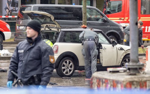 Laut Polizei wurden viele Menschen verletzt. - © Peter Kneffel/dpa