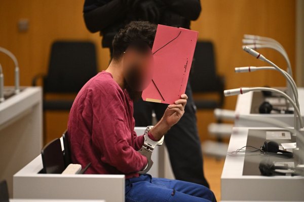 Der Angeklagte Sulaiman A. sitzt beim Prozessauftakt im Gerichtssaal. - © Marijan Murat/dpa
