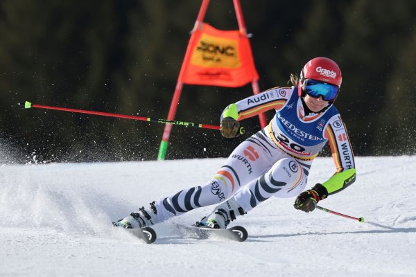 Lena Dürr zeigte im WM-Riesenslalom eine überraschend gute Leistung. - © Marco Trovati/AP/dpa