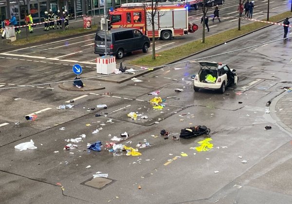Trümmerteile und Kleidung liegen auf der Straße. - © Alexa Gräf/dpa