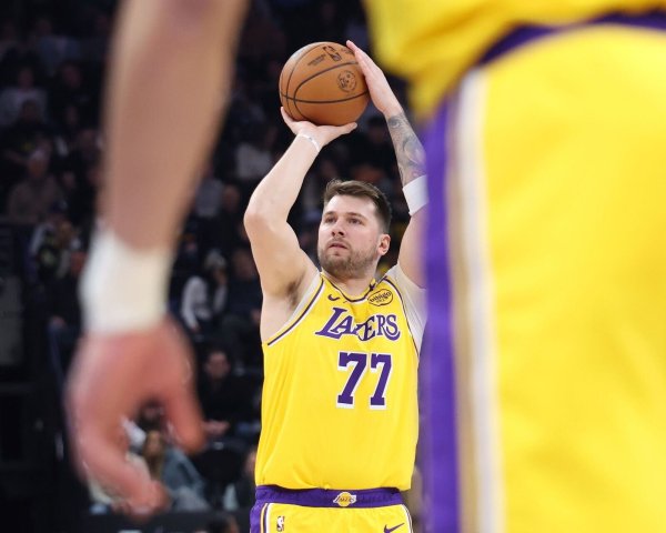 Muss bei den Lakers erst noch richtig ankommen: NBA-Star Luka Doncic. - © Rob Gray/AP/dpa