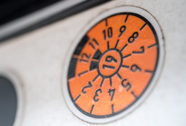 Prüfplakette - © Foto: Alexander Heinl/dpa-tmn