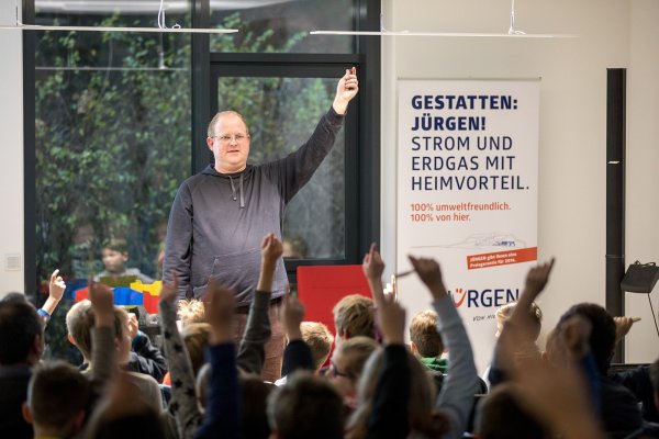 Diplom-Ingenieur Thomas Stiefelhagen hält eine abwechslungsreiche Vorlesung, und die Kinder machen eifrig mit. - © Torben Gocke