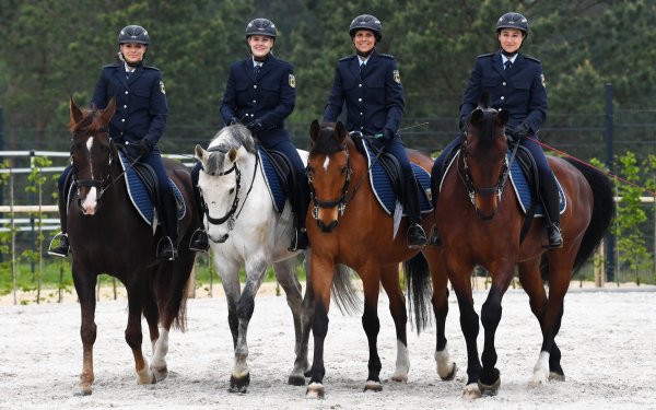 Polizistinnen zu Pferd - © Foto: Ralf Hirschberger