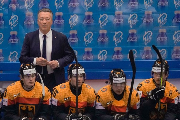 Nach zwei Niederlagen ist das WM-Viertelfinale für das DEB-Team und Trainer Harold Kreis in Gefahr. - © Darko Vojinovic/AP/dpa