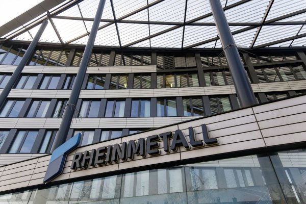 Das Logo der Rheinmetall AG ist auf der Fassade der Firmenzentrale zu sehen. - © Henning Kaiser/dpa