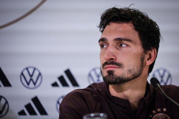 Deutschlands Mats Hummels spricht auf der Abschlusspressekonferenz. Bei der EM gehört der BVB-Profi einem Bericht zufolge nicht zum Kader. - © Christian Charisius/dpa