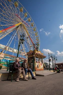 Auch gro&szlig;e Fahrgesch&auml;fte laden ein: Dieses Riesenrad dreht sich am Wochenende auf Wilbasen. - &copy; Torben Gocke