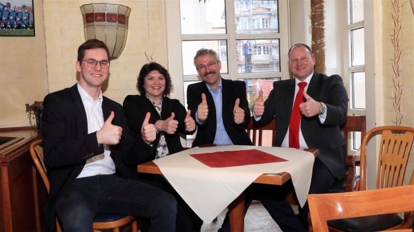 Daumen hoch: (von links) Matthias Kalkreuter, Landtagsabgeordnete Ellen Stock, Bernd Roetzel und Lars Bork. - © Hans-Martin Kaup