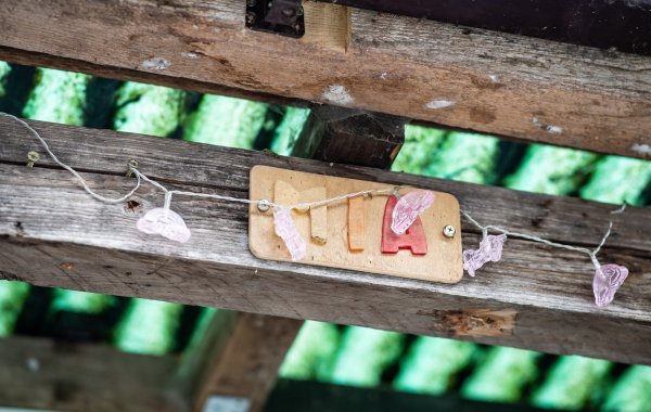 Ein Schild an dem Gebäude auf dem Campingplatz Eichwald. Hier lebte ein Pflegekind beim mutmaßlichen Täter. - © dpa