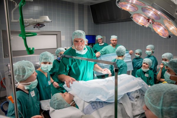Zur Übung: „Patient" Jonathan muss sich im OP keine Sorgen machen – heute wird nicht gepikst und nicht geschnitten. - © Torben Gocke