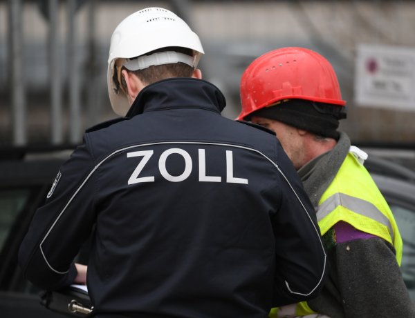 Ermittler des Zolls und der Polizei haben Räume einer Bünder Firma durchsucht. - © dpa