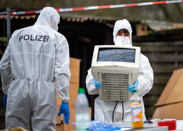 Die Parzelle des Hauptverdächtigen Andreas V. ist in den vergangen Wochen oft durchsucht worden - immer wieder tauchten neue Beweise auf.  - © Guido Kirchner/dpa
