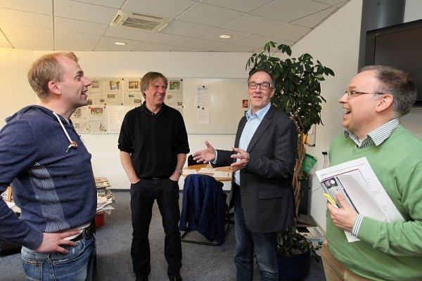 Gut gelaunt: Hans-Jürgen Laufer (zweiter von rechts) mit den LZ-Sportredakteuren Sebastian Lucas, Dietmar Welle und Oliver König (von links) - © LZ