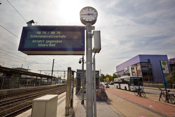 Reisende müssen auf Busse umsteigen: Weil die Züge am Wochenende nicht fahren, wurde ein Schienenersatzverkehr eingerichtet. Die meisten Busse fahren hinter dem Bahnhof in der Joseph-Massolle-Straße ab. - © Oliver Krato (Archivfoto)