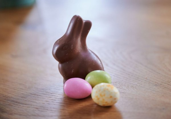 Stumm sitzt er und weiß nichts von der Debatte um ihn: der Schoko-Osterhase. (Symbolbild) - © Annette Riedl/dpa