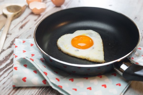 Sie haben einen hohen Cholesterinspiegel? Eine gesündere Zusammensetzung der Lebensmittel ist dann sinnvoller, als sich ausschließlich Eier zu verbieten. - © Franziska Gabbert/dpa-tmn