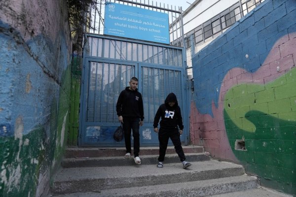 Laut UNRWA-Chef Philippe Lazzarini sind Hunderte Schüler von den Schließungsanordnungen betroffen. (Archivbild) - © Mahmoud Illean/AP/dpa