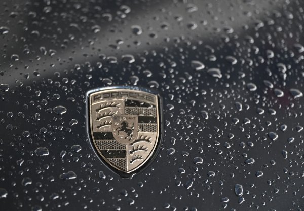 Die Verkaufszahlen von Porsche sind zu Jahresbeginn weiter gesunken. (Archivbild) - © Bernd Weißbrod/dpa