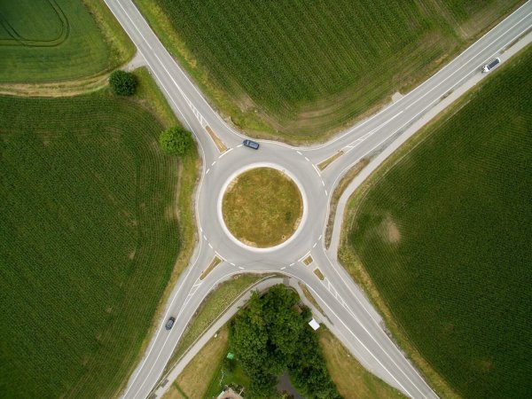 Ein Autofahrer hat sich bei einem Kreisverkehr in Schopfheim seine eigenen Regeln gemacht. (Symbolbild) - © Peter Kneffel/dpa/dpa-tmn