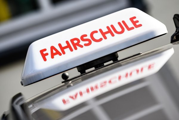 Die Fahrschulen haben ihre Preise deutlich erhöht. - © Swen Pförtner/dpa