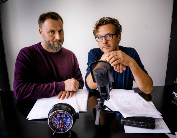 Kai Schwind (l) und Andreas Fröhlich treffen sich regelmäßig und reden über Hörspiel-Anekdoten. - © Christian Hartmann/EUROPA/dpa