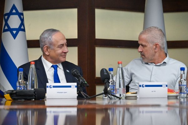 Der israelische Regierungschef Benjamin Netanjahu begründete die Entlassung von Ronen Bar mit einem «Mangel an Vertrauen» in den Geheimdienstchef. (Archivbild) - © Koby Gideon/GPO/dpa