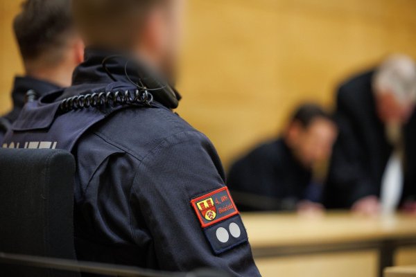 Eine hohe Zahl an Polizeikräften sichert den Prozess wegen des Todes eines ehemaligen Profiboxers aus Bielefeld. (Archivbild) - © Friso Gentsch/dpa