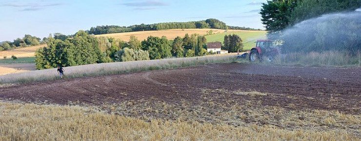 Der Landwirt half sofort, obwohl es sich nicht um sein Feld handelte. - © Feuerwehr Blomberg