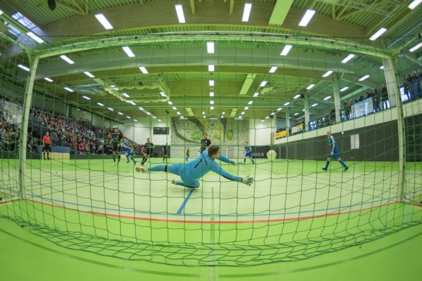 Gelungene Parade: Pivitsheides Keeper Marvin Schulz wehrt hier im Spiel gegen BSV Müssen einen Schuss ab. - © Egon Penner