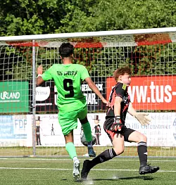 Die große Chance für Peywan Yüsün zum 1:0. Doch der Ahmser scheitert an Lipperreihes Torwart Jaaron Stengele. - © Oliver König