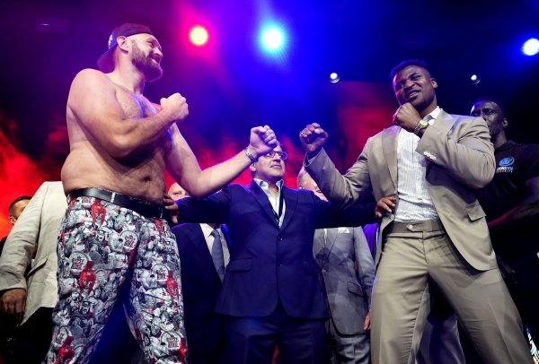 Box-Champion Tyson Fury (l) kämpft in Saudi-Arabien gegen Francis Ngannou. - © James Manning/PA Wire/dpa