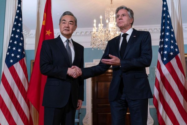 Chinas Außenminister Wang Yi und US-Außenminister Antony Blinken haben sich in Washington getroffen. - © Jose Luis Magana/AP/dpa