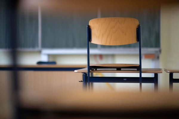 Ein Stuhl steht in einem Klassenzimmer auf dem Tisch. - © Marijan Murat/dpa/Symbolbild
