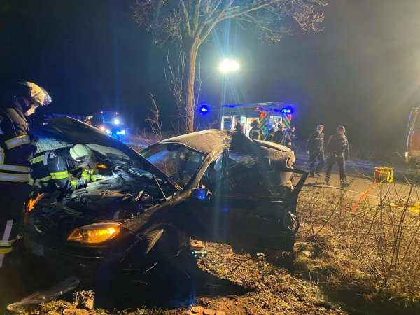 Bei einem Unfall wurde ein Autofahrer in seinem Fahrzeug eingeklemmt. - © Feuerwehr