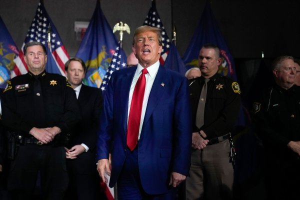 Donald Trump bedient sich regelmäßig radikaler Rhetorik, tut sich mit rassistischen Aussagen hervor und hetzt gegen Minderheiten. - © Paul Sancya/AP