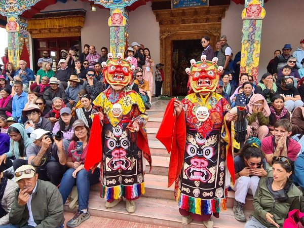 Ladakhs Klosterfeste sind ein gesellschaftliches Ereignis - wer nicht früh genug kommt, bekommt keinen Platz. - © Roswitha Bruder-Pasewald/dpa-tmn/dpa